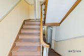 Bezugsfreie 4-Zimmer-Wohnung in ruhiger Seitenstraße, mögl. mit KFW & Extra-Abschreibung - Das Treppenhaus