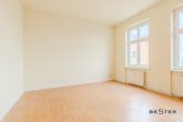 Bezugsfreie 4-Zimmer-Wohnung in ruhiger Seitenstraße, mögl. mit KFW & Extra-Abschreibung - Wohnzimmer